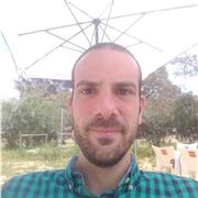 Graduado de derecho, imparte clases de matemáticas